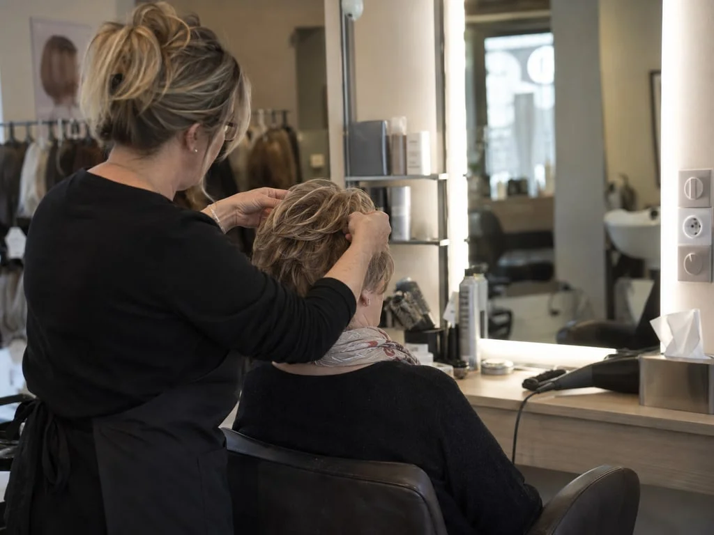 Essayage d'une prothèse capillaire en présence d'un professionnel formé : depuis le 1er janvier 2026, cet essayage est obligatoire lors de la première délivrance