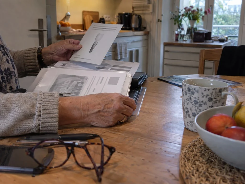 Illustration d’un dossier de soins et d’une carte d’identification sans données lisibles