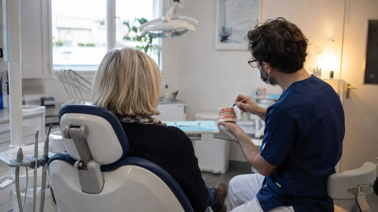 Illustration d’une consultation sur la durée des implants dentaires, patiente vue de dos