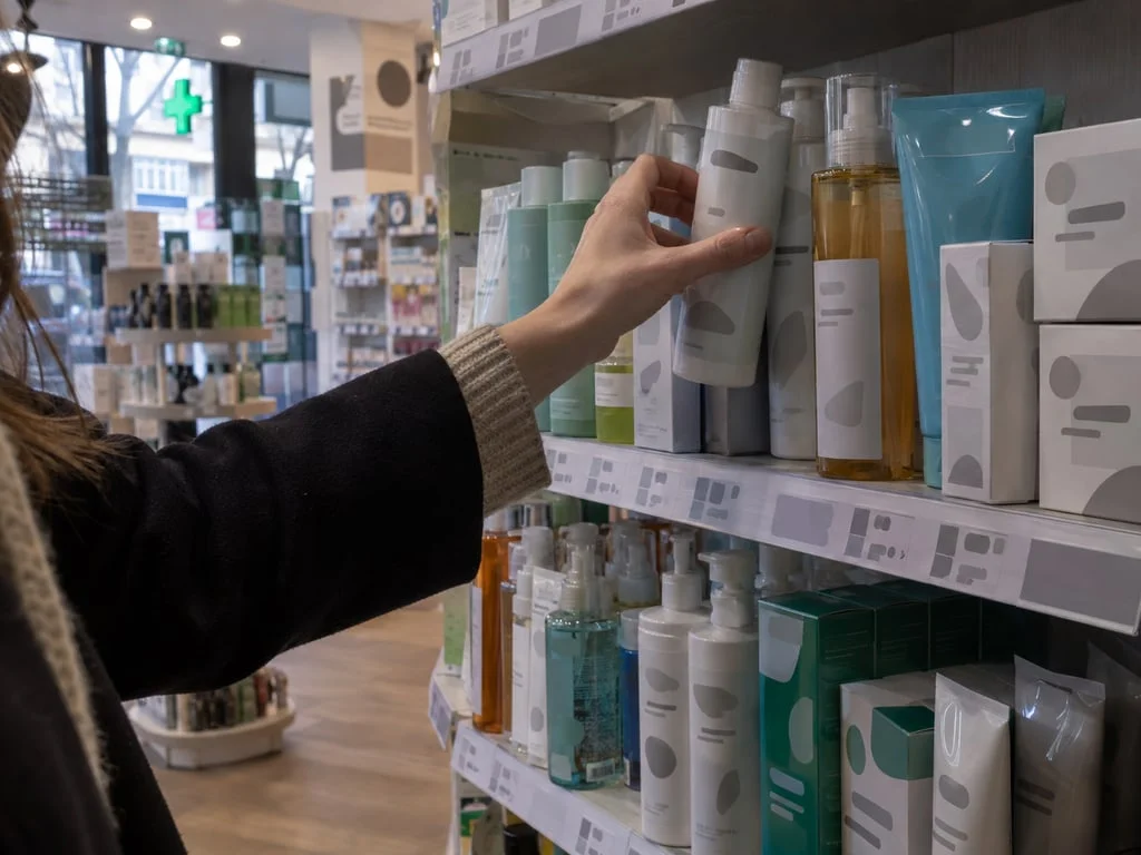 Rayon de produits capillaires en pharmacie : la suspension européenne de 2013 visait la forme orale du kétoconazole, les formes locales restant disponibles