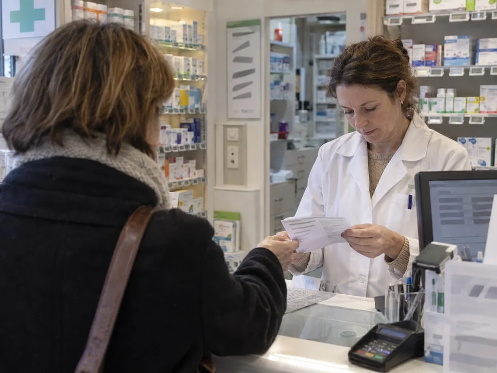 Remise d'une ordonnance au comptoir d'une pharmacie : la forme à 2 % est classée en liste I et ne peut pas être obtenue sans prescription médicale en France