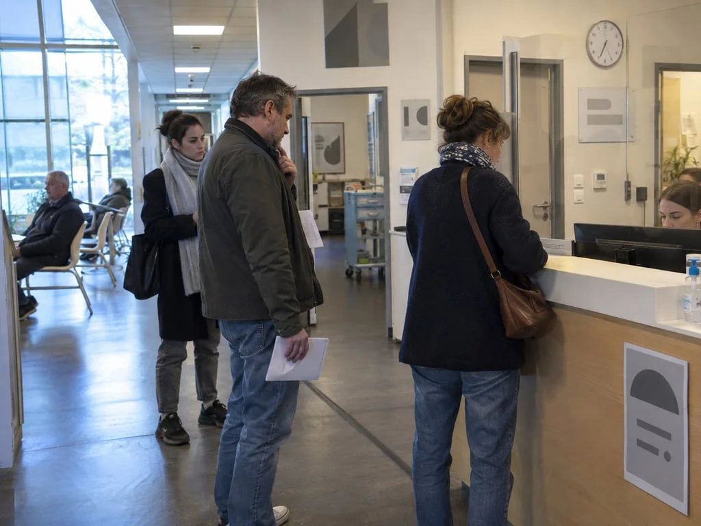 Accueil d'une consultation hospitalière en France : l'une des deux molécules inscrites impose une prescription initiale hospitalière annuelle, contrainte d'organisation à anticiper