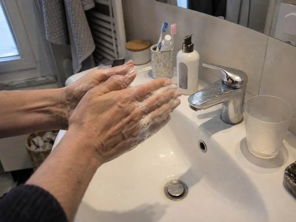 La mousse se prépare dans les mains avant d'être déposée sur la zone greffée : on ne frotte jamais et on n'applique jamais le shampooing directement